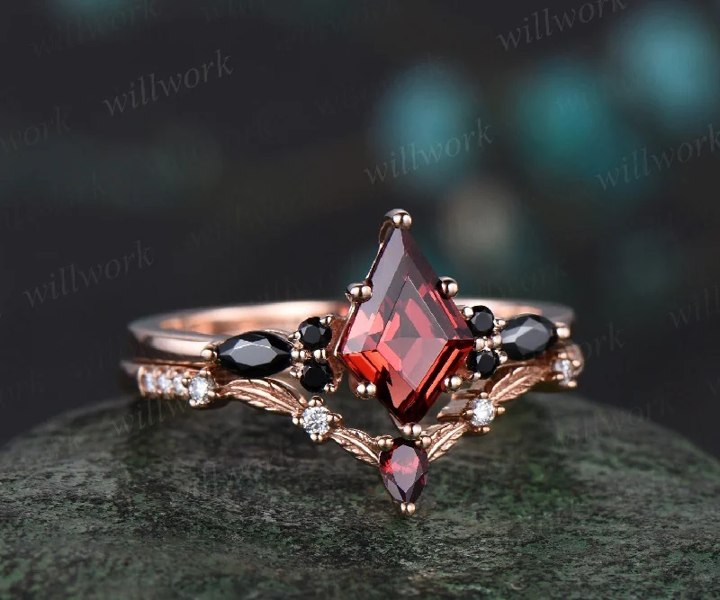 Kite cut red garnet engagement ring rose gold black spinel leaf wedding band moissanite bridal set January birthstone ring anniversary gift